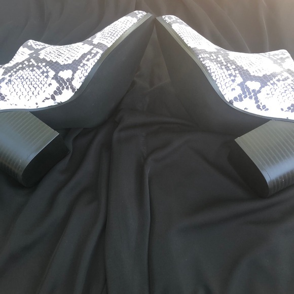 Snake Texture Black & White Sling Back Mule - Picture 8 of 9
